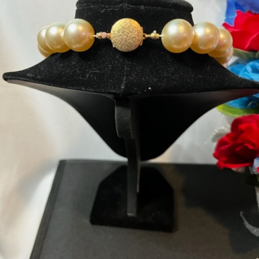 Pearl Necklace with Matching Earrings. - Picture 2 of 2